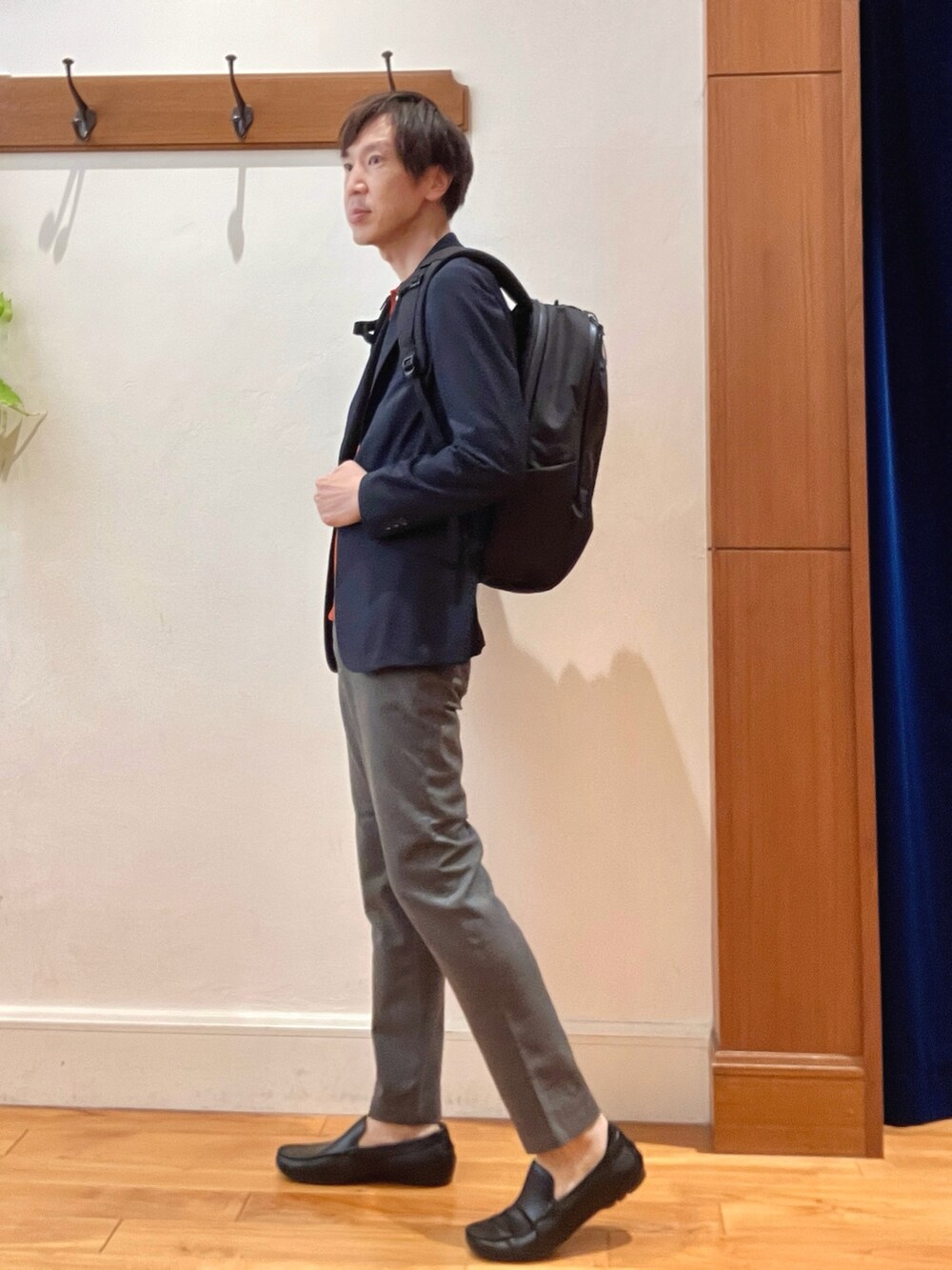 ブルー系のテーラードジャケット、レッド系のニット/セーター、グレー系のその他パンツを着用したメンズの秋コーディネートの3枚目の写真