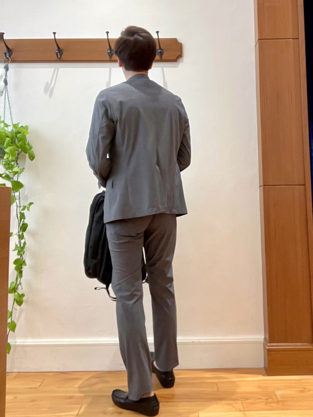 グレー系のテーラードジャケット、グレー系のTシャツ/カットソー、グレー系のその他パンツを着用したメンズの夏コーディネートの4枚目の写真