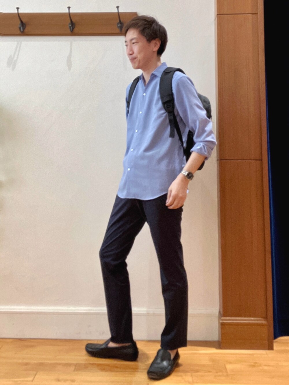 ブルー系のシャツ/ブラウス、ブルー系のその他パンツ、ブラック系のバックパック/リュックを着用したメンズの春コーディネートの3枚目の写真