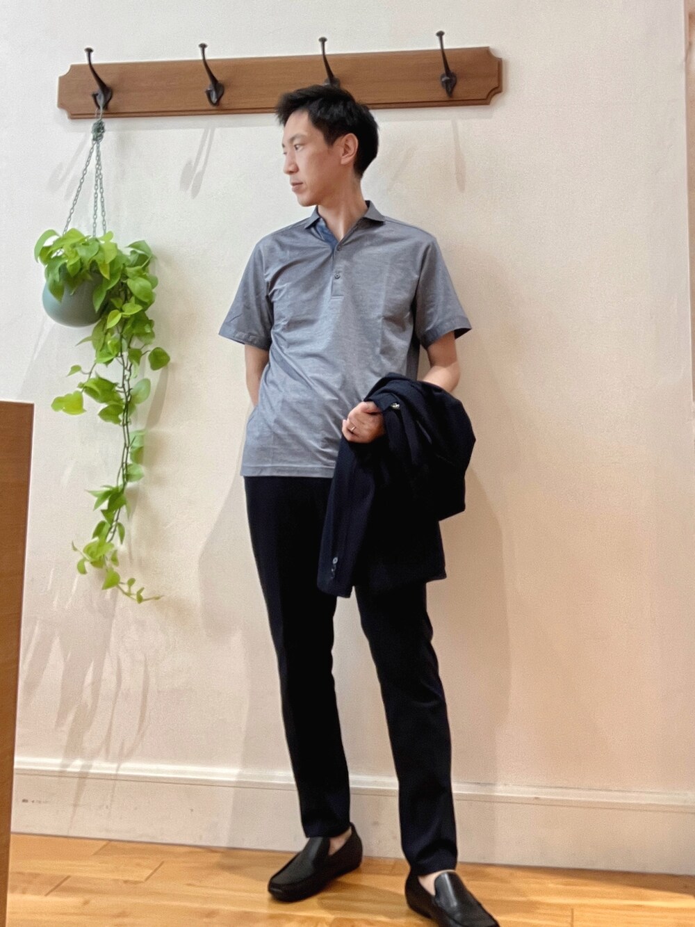 ブルー系のテーラードジャケット、ブルー系のその他パンツ、ブルー系のポロシャツを着用したメンズの夏コーディネートの5枚目の写真