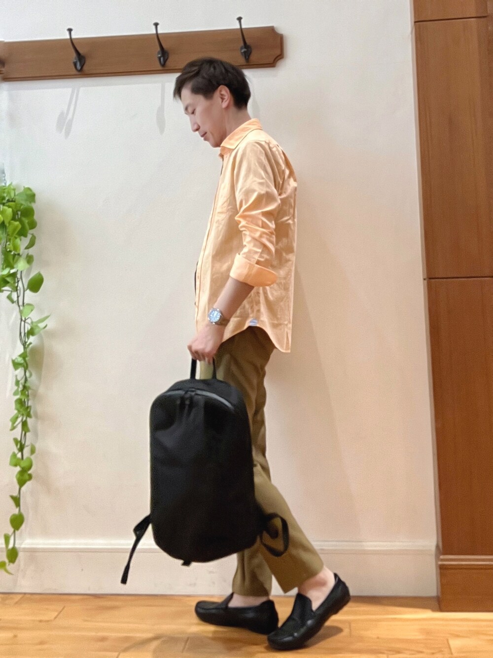 ブルー系のTシャツ/カットソー、オレンジ系のシャツ/ブラウス、ベージュ系のその他パンツを着用したメンズの春コーディネートの3枚目の写真