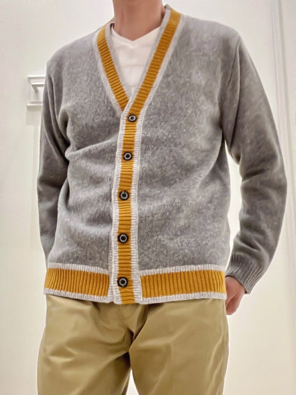 グレー系のカーディガン/ボレロ、ホワイト系のTシャツ/カットソー、ベージュ系のその他パンツを着用したメンズの秋コーディネートの4枚目の写真
