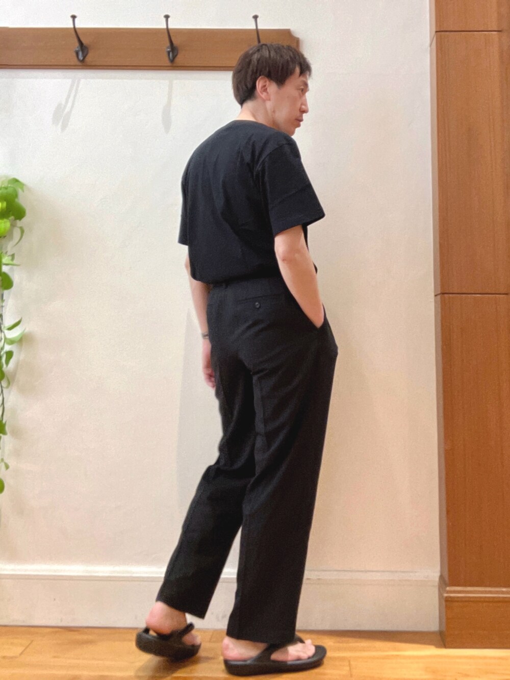 ブラック系のサンダル、ブラック系のその他パンツ、ブラック系のTシャツ/カットソーを着用したメンズの春コーディネートの6枚目の写真