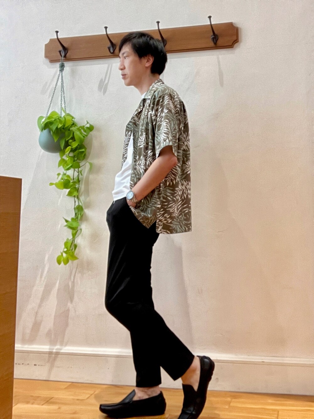 グリーン系のシャツ/ブラウス、ホワイト系のTシャツ/カットソー、ブラック系のショルダーバッグを着用したメンズの夏コーディネートの8枚目の写真