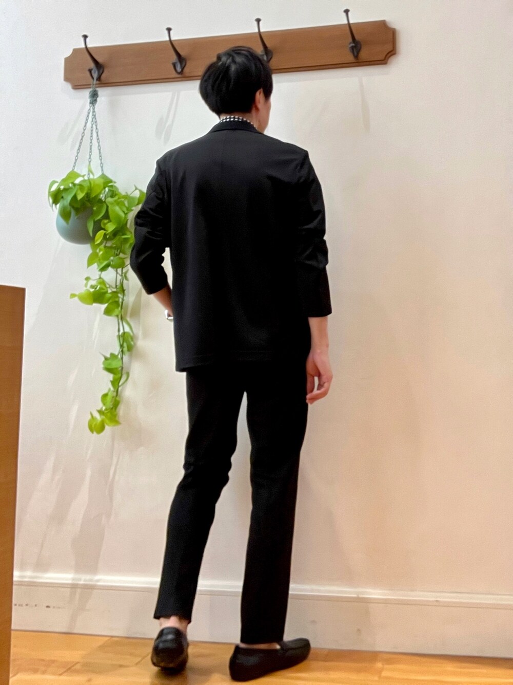 ブラック系のテーラードジャケット、ブラック系のポロシャツ、ブラック系のその他パンツを着用したメンズの夏コーディネートの4枚目の写真