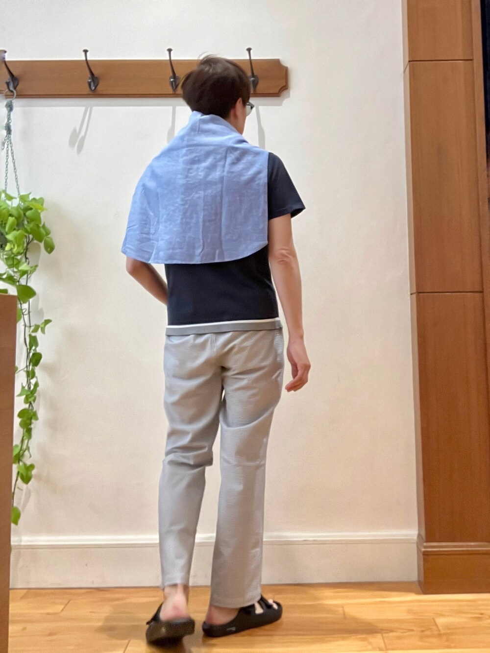 ブルー系のシャツ/ブラウス、ブラック系のサンダル、ホワイト系のその他パンツを着用したメンズの夏コーディネートの4枚目の写真