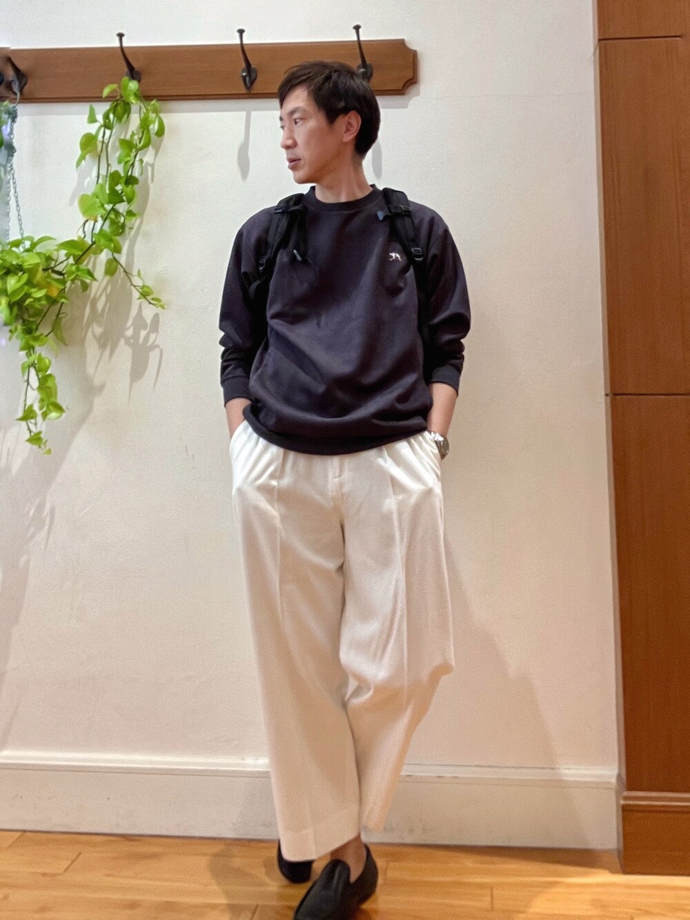 グレー系のバックパック/リュック、ホワイト系のデニムパンツ、グレー系のスウェットを着用したメンズの冬コーディネートの8枚目の写真
