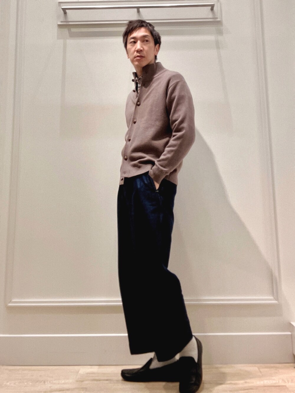 グレー系のシャツ/ブラウス、ベージュ系のカーディガン/ボレロを着用したメンズの冬コーディネートの4枚目の写真