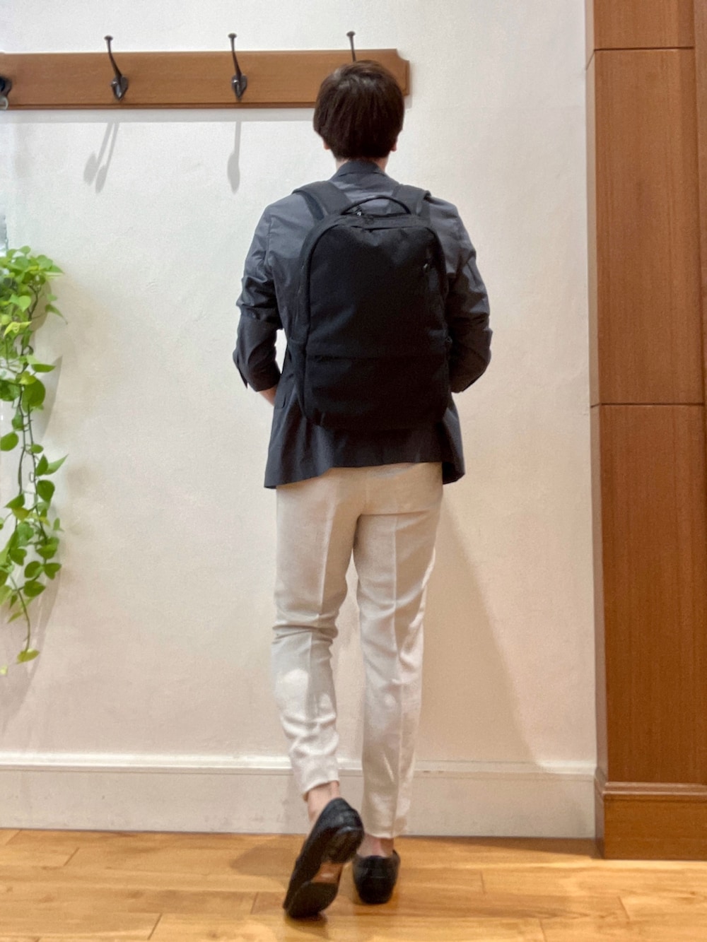 「きれいめカジュアル、大人カジュアル、オフィスカジュアル、夏コーデ、ビジネスカジュアル、ジャケット、バックパック、INCASE、ローファー、ジャケパン、ノーリーズ、NOLLEY'S、クールビズ、メンズコーデ」｜「NOLLEY’Sの《ビジカジ対応》シルケットスムース / 天竺 ジャケット用Tシャツ（Tシャツ/カットソー、ホワイト系）」を使った、Tatsuo.YMさん（メンズ・182cm）の夏コーディネートの4枚目の写真
