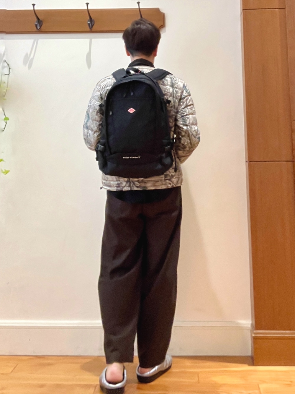 ブラック系のシャツ/ブラウス、シルバー系のサンダル、ブラック系のショルダーバッグを着用したメンズの秋コーディネートの4枚目の写真