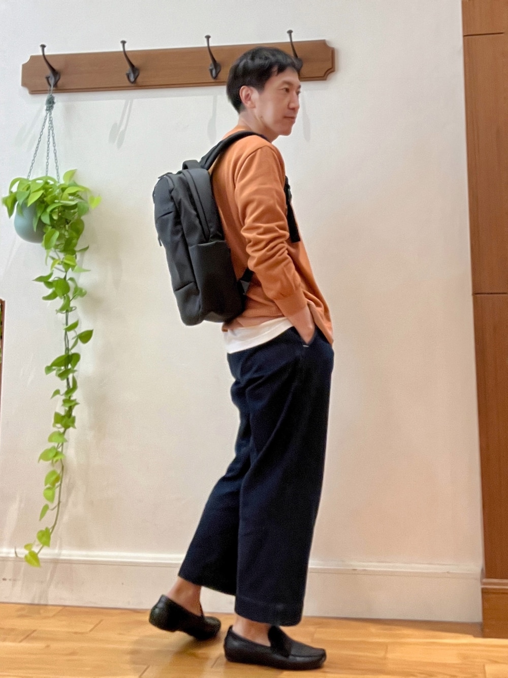 「きれいめカジュアル、デニム、ローファー、バックパック、INCASE、NOLLEY'S、ノーリーズ、オトナカジュアル、休日スタイル、秋のコーデ、秋服準備はじめました、カーディガン、シンプルスタイル、シンプルコーデ」｜「NOLLEY'S goodmanのロンT付き プレーティングレイヤード カーディガン（カーディガン/ボレロ、イエロー系）」を使った、Tatsuo.YMさん（メンズ・182cm）の秋コーディネートの6枚目の写真