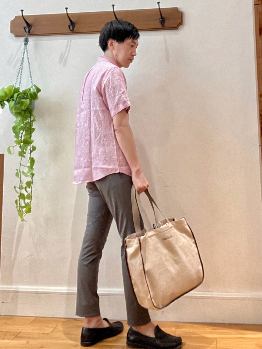 レッド系のシャツ/ブラウス、グレー系のその他パンツ、ベージュ系のトートバッグを着用したメンズの春コーディネートの7枚目の写真