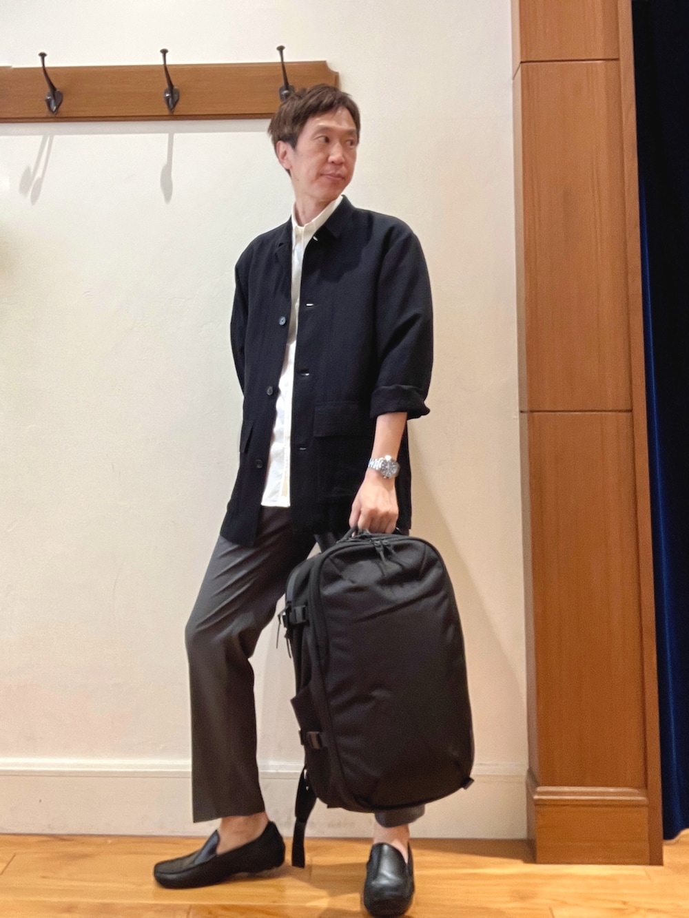 ブラック系のシャツ/ブラウス、ホワイト系のシャツ/ブラウス、グレー系のその他パンツを着用したメンズの夏コーディネートの2枚目の写真