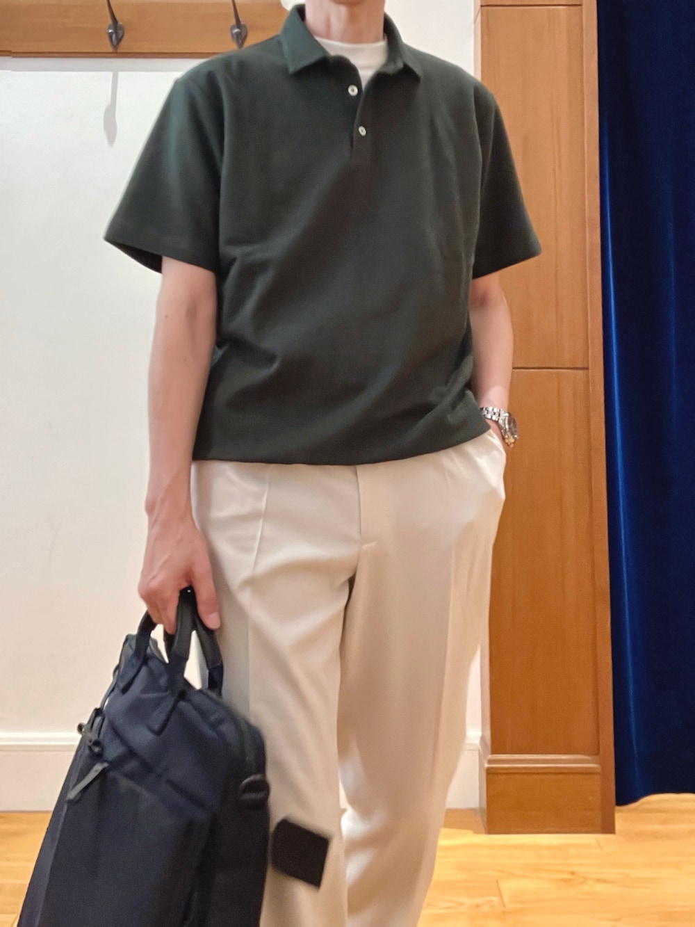 ホワイト系のTシャツ/カットソー、グリーン系のポロシャツ、ホワイト系のその他パンツを着用したメンズの夏コーディネートの9枚目の写真