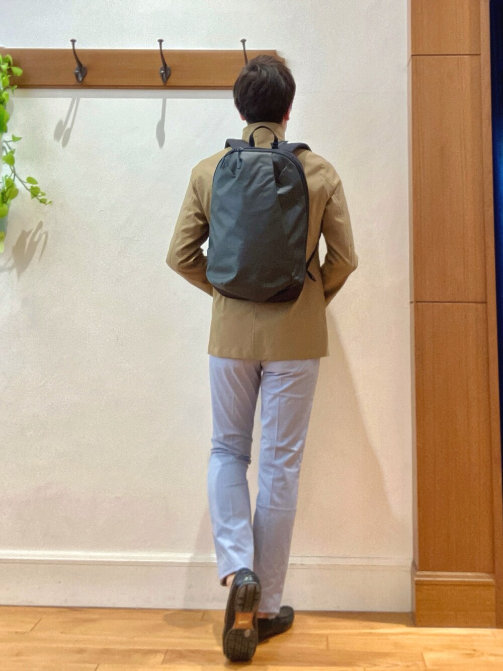 ベージュ系のブルゾン、ブラック系のシャツ/ブラウス、ブルー系のチノパンツを着用したメンズの春コーディネートの6枚目の写真