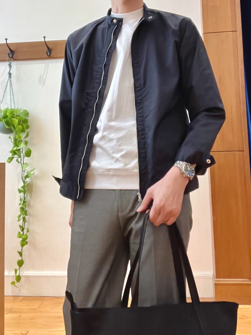 ブラック系のシャツ/ブラウス、ホワイト系のTシャツ/カットソー、グレー系のその他パンツを着用したメンズの春コーディネートの7枚目の写真