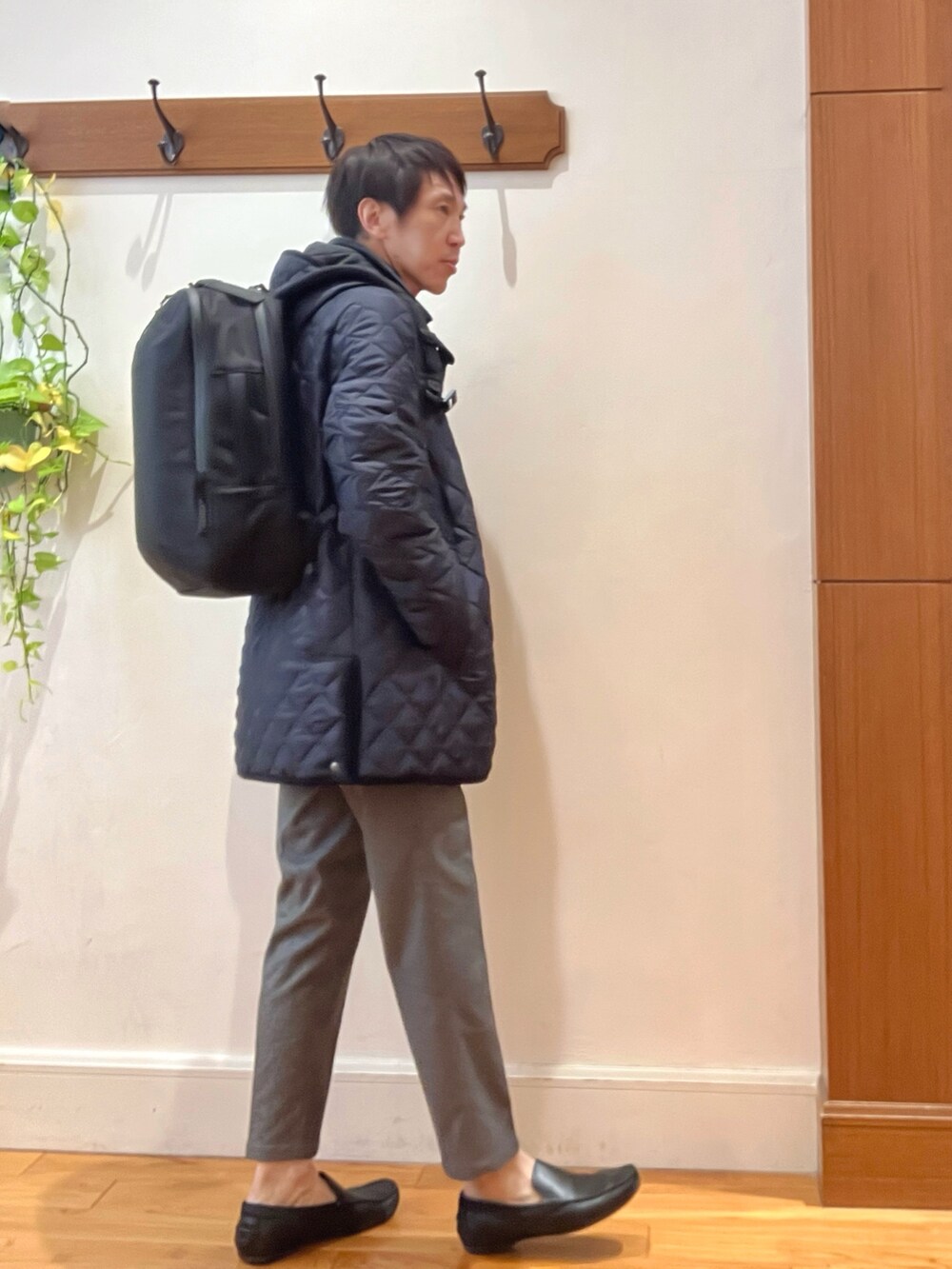 ブラック系のバックパック/リュック、グレー系のその他パンツ、ホワイト系のシャツ/ブラウスを着用したメンズの秋コーディネートの7枚目の写真