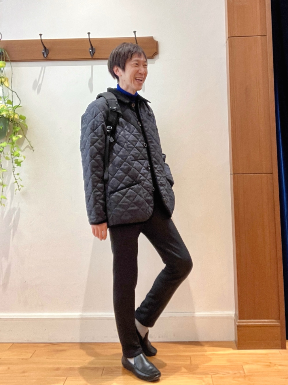 グレー系のその他パンツ、ブラック系のバックパック/リュック、グレー系のブルゾンを着用したメンズの秋コーディネートの7枚目の写真