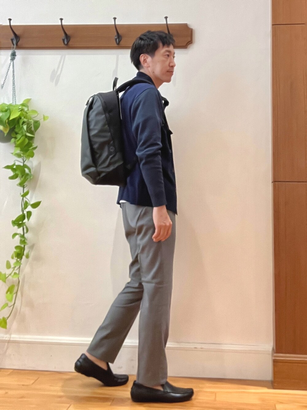 ブルー系のカーディガン/ボレロ、ホワイト系のTシャツ/カットソー、ブラック系のバックパック/リュックを着用したメンズの秋コーディネートの8枚目の写真