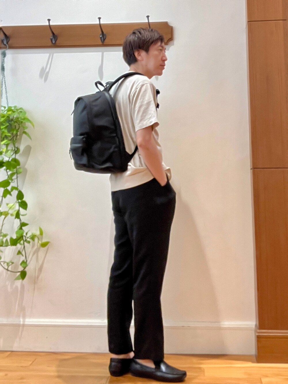 ベージュ系のTシャツ/カットソー、ブラック系のバックパック/リュック、ブラック系のその他パンツを着用したメンズの夏コーディネートの6枚目の写真