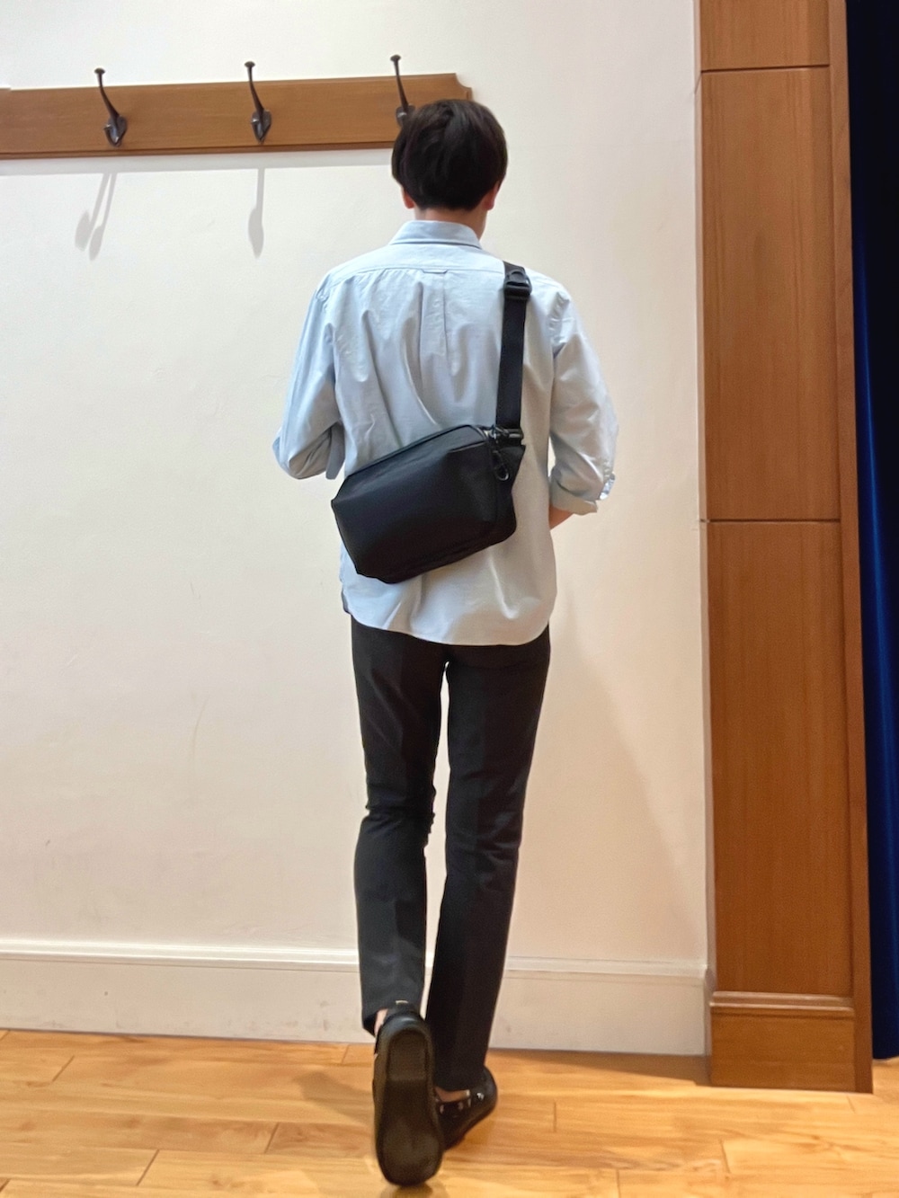 ブルー系のシャツ/ブラウス、ホワイト系のTシャツ/カットソー、グレー系のその他パンツを着用したメンズの春コーディネートの4枚目の写真