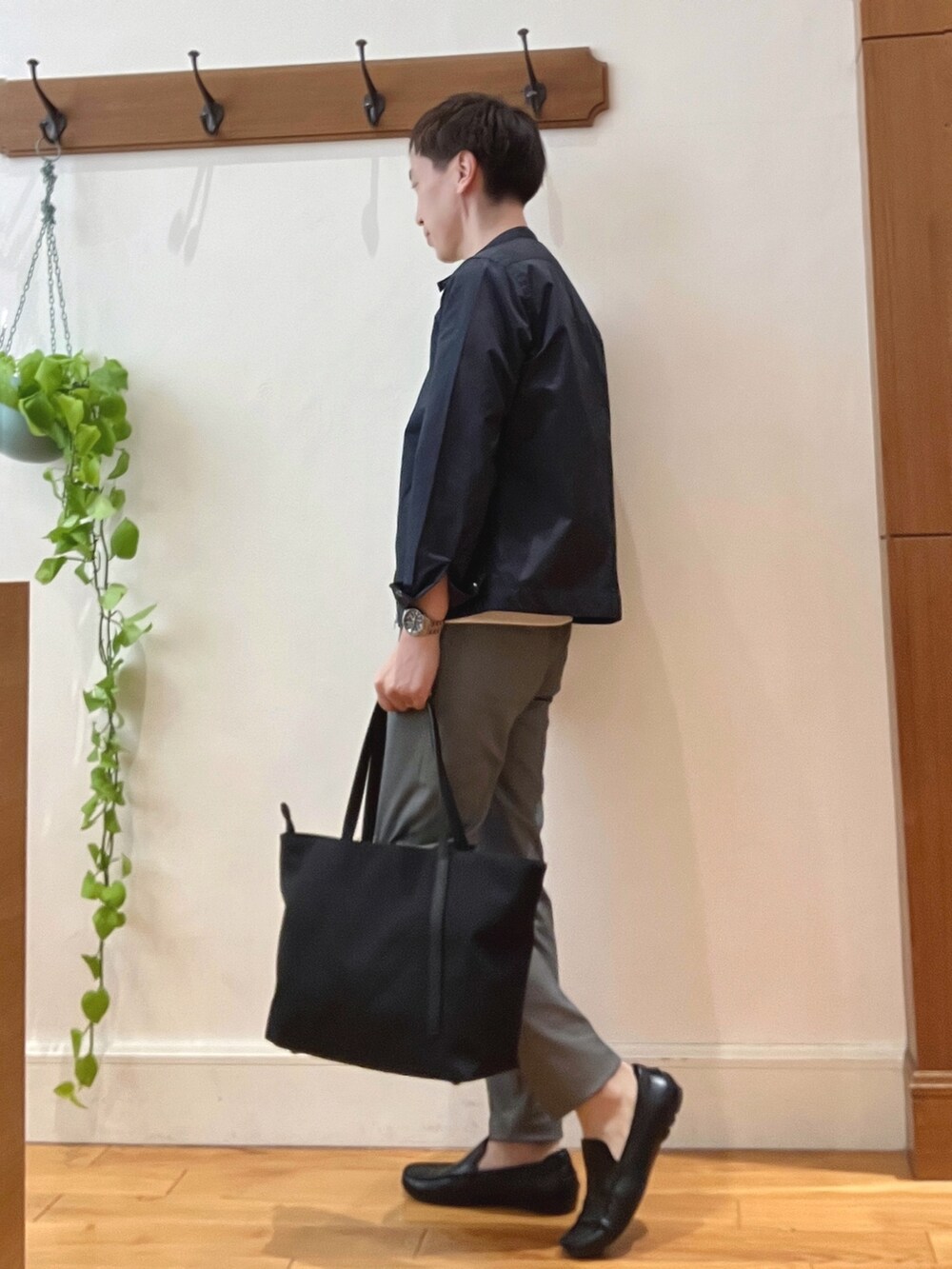 ブラック系のシャツ/ブラウス、ホワイト系のTシャツ/カットソー、グレー系のその他パンツを着用したメンズの春コーディネートの3枚目の写真