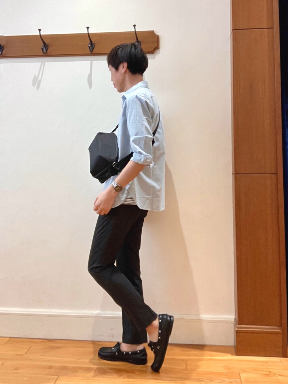 ブルー系のシャツ/ブラウス、ホワイト系のTシャツ/カットソー、グレー系のその他パンツを着用したメンズの春コーディネートの3枚目の写真