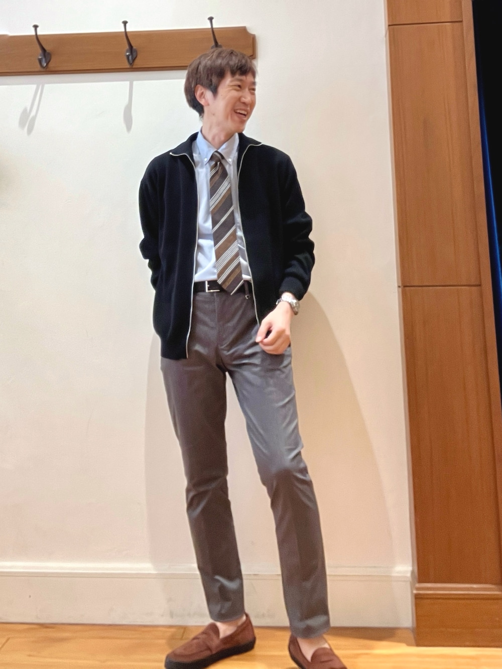 ブラウン系のスニーカー、グレー系のチノパンツ、ブルー系のシャツ/ブラウスを着用したメンズの秋コーディネートの2枚目の写真