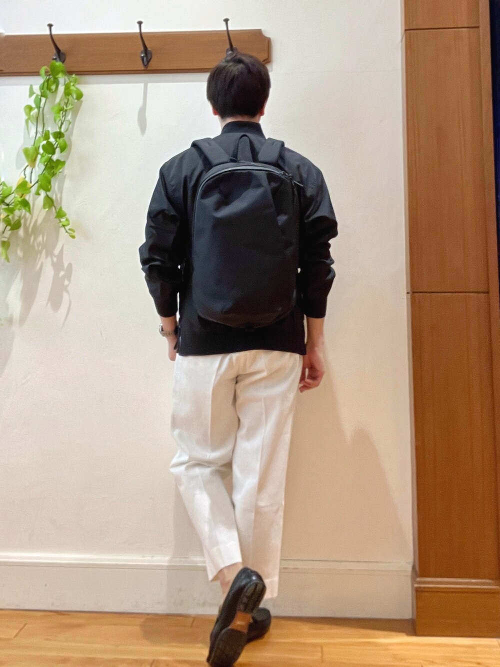 ブラック系のブルゾン、ホワイト系のデニムパンツ、ブラック系のバックパック/リュックを着用したメンズの冬コーディネートの8枚目の写真