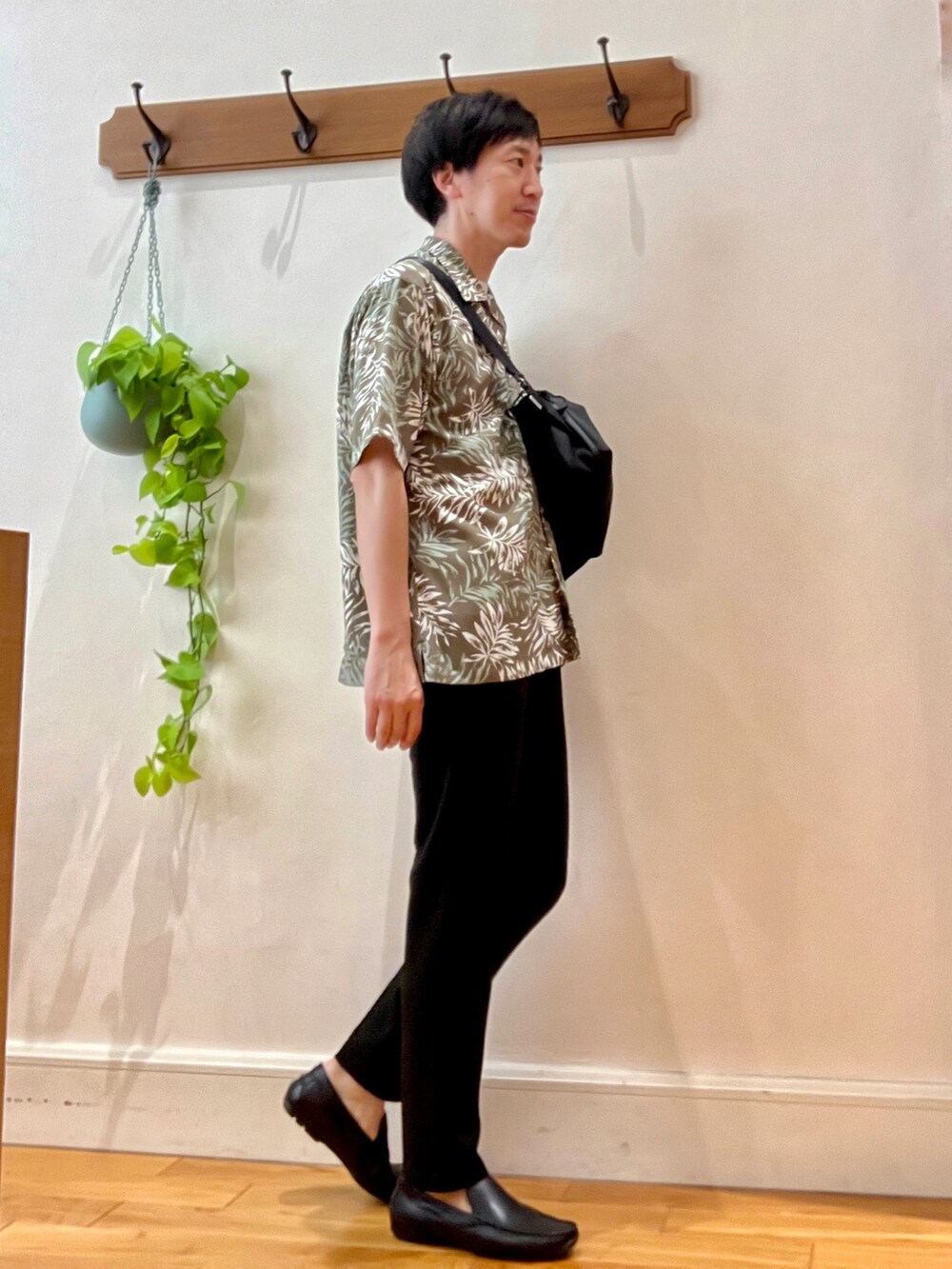 グリーン系のシャツ/ブラウス、ホワイト系のTシャツ/カットソー、ブラック系のショルダーバッグを着用したメンズの夏コーディネートの5枚目の写真