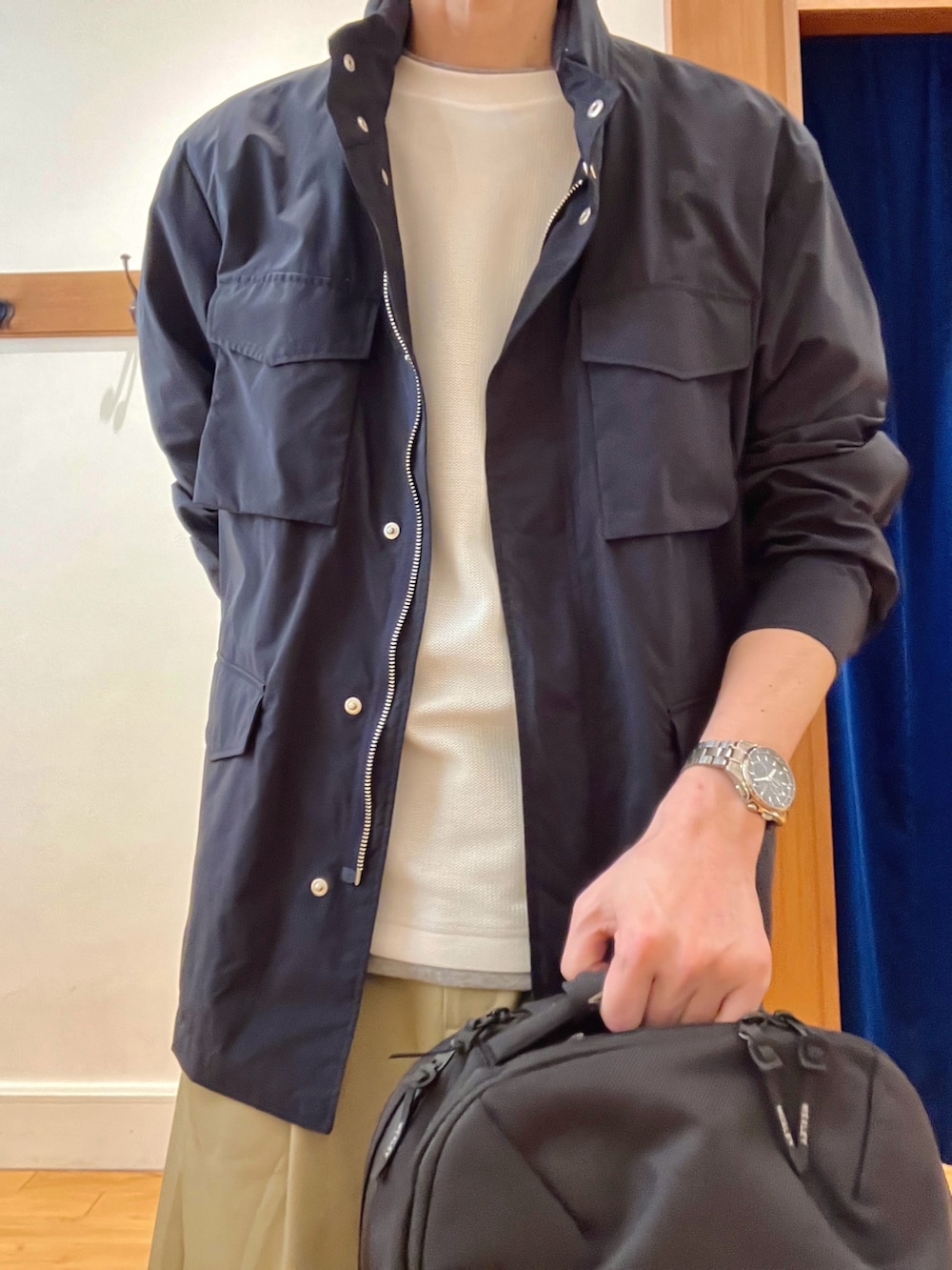 ブルー系のブルゾン、ホワイト系のTシャツ/カットソー、ブラック系のバックパック/リュックを着用したメンズの春コーディネートの9枚目の写真