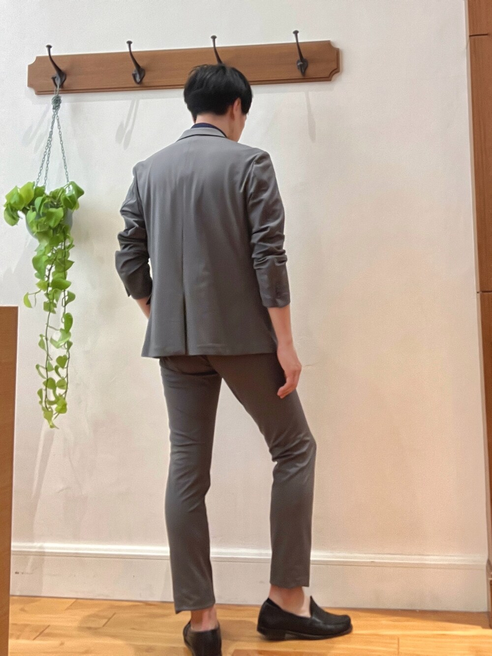 グレー系のテーラードジャケット、グレー系のその他パンツ、ブラック系のシャツ/ブラウスを着用したメンズの春コーディネートの5枚目の写真
