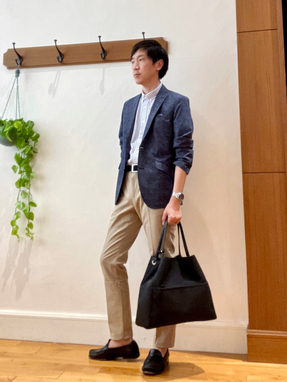 ブルー系のテーラードジャケット、ホワイト系のシャツ/ブラウス、ブラック系のトートバッグを着用したメンズの春コーディネートの3枚目の写真