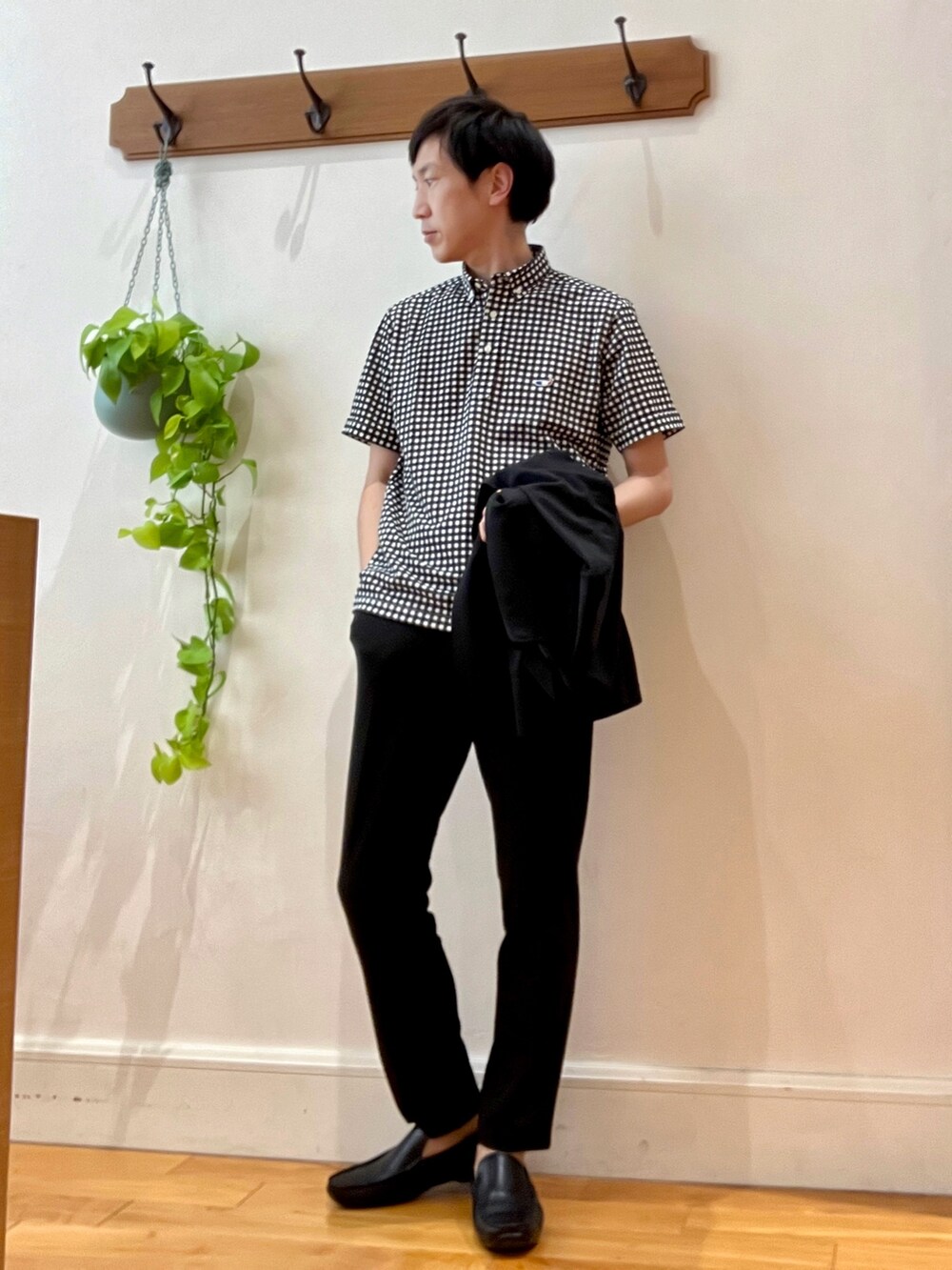 ブラック系のテーラードジャケット、ブラック系のポロシャツ、ブラック系のその他パンツを着用したメンズの夏コーディネートの6枚目の写真