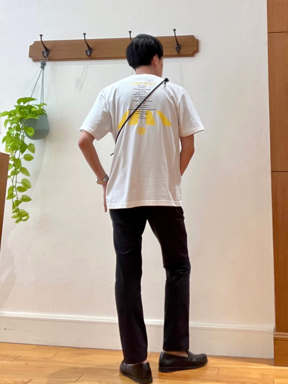 ホワイト系のTシャツ/カットソー、ブラック系のショルダーバッグ、ブルー系のその他パンツを着用したメンズの春コーディネートの4枚目の写真