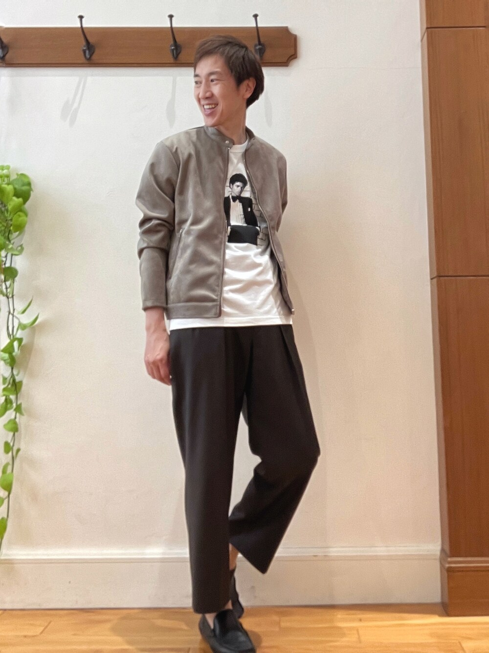 ホワイト系のTシャツ/カットソー、ベージュ系のブルゾンを着用したメンズの春コーディネートの6枚目の写真
