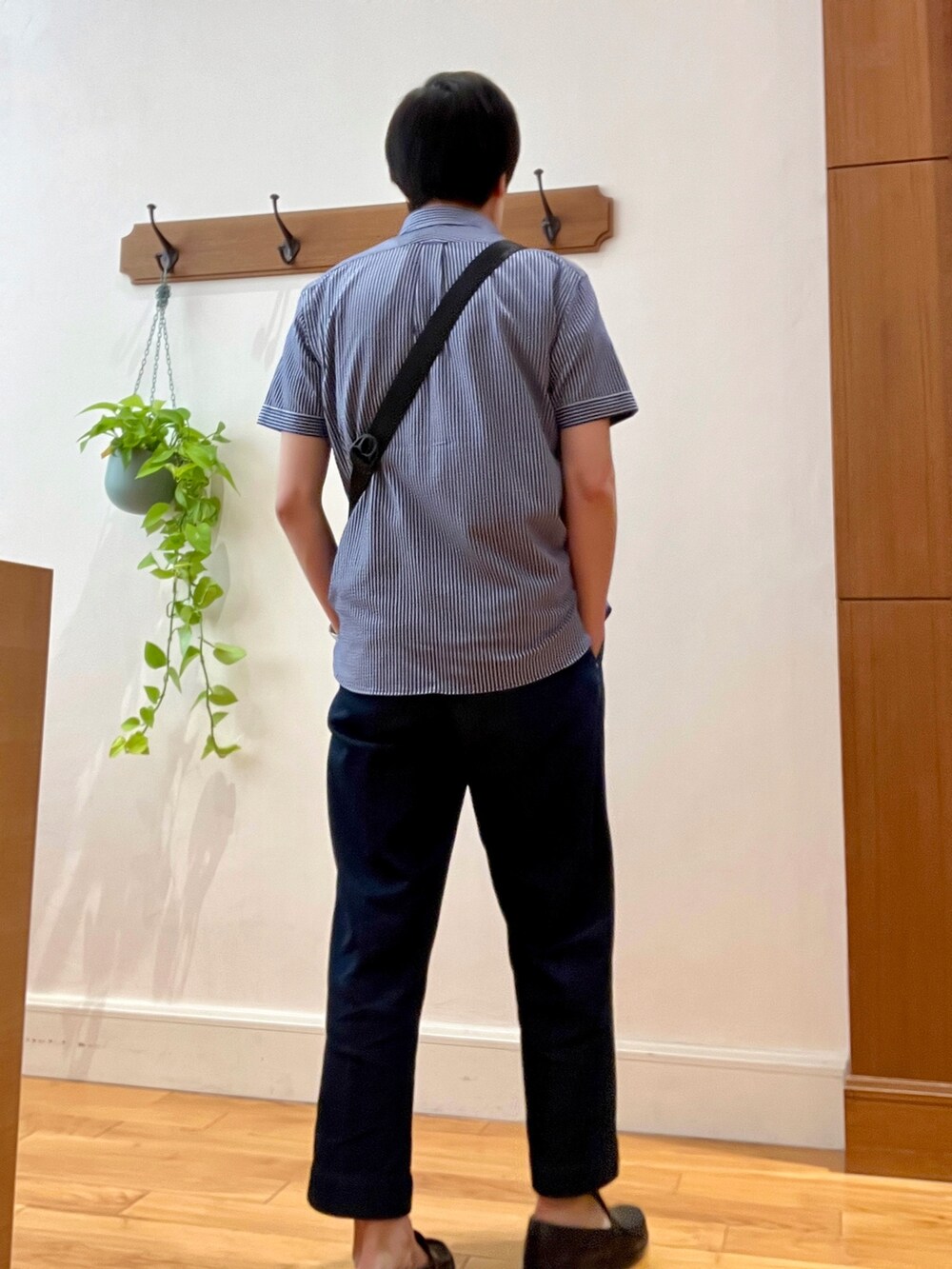 ブルー系のシャツ/ブラウス、ブルー系のTシャツ/カットソー、ブラック系のショルダーバッグを着用したメンズの春コーディネートの5枚目の写真
