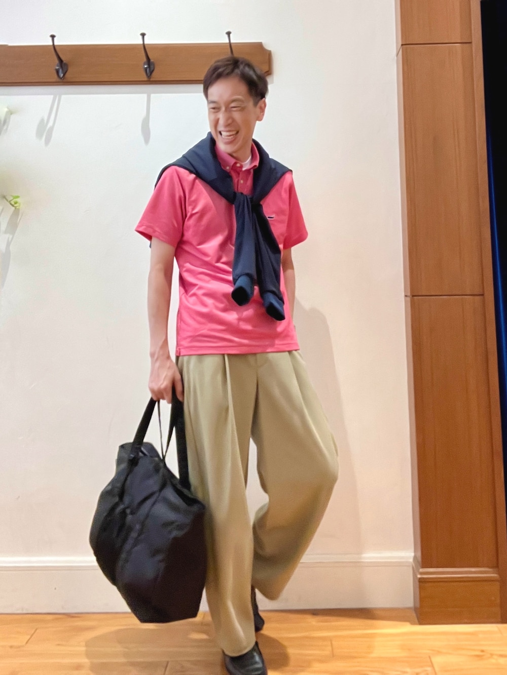 レッド系のポロシャツ、ブルー系のカーディガン/ボレロ、ホワイト系のTシャツ/カットソーを着用したメンズの夏コーディネートの7枚目の写真