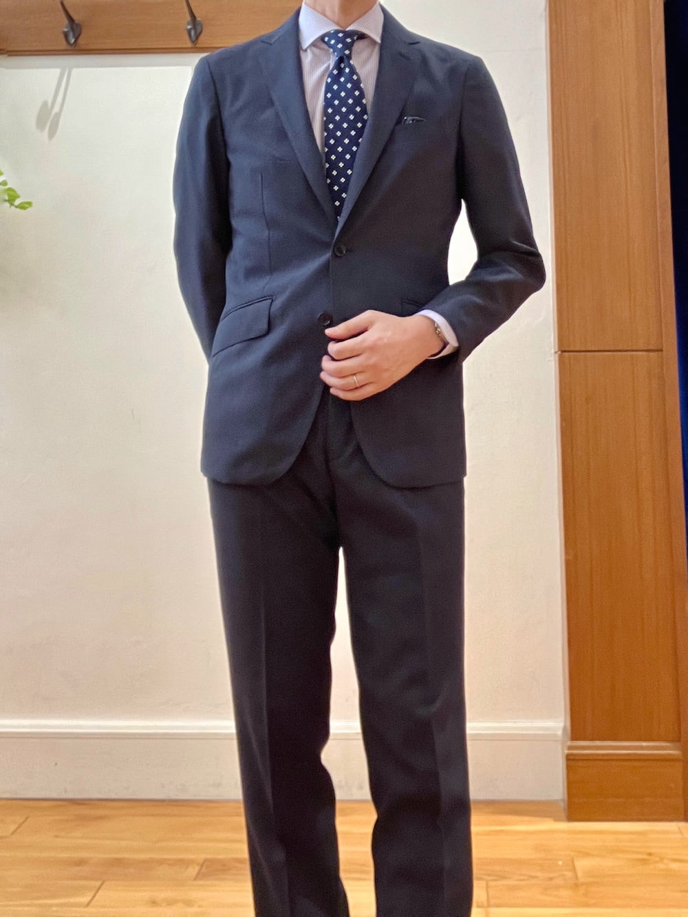 ブルー系のスラックス、パープル系のシャツ/ブラウス、ブルー系のテーラードジャケットを着用したメンズの春コーディネートの8枚目の写真