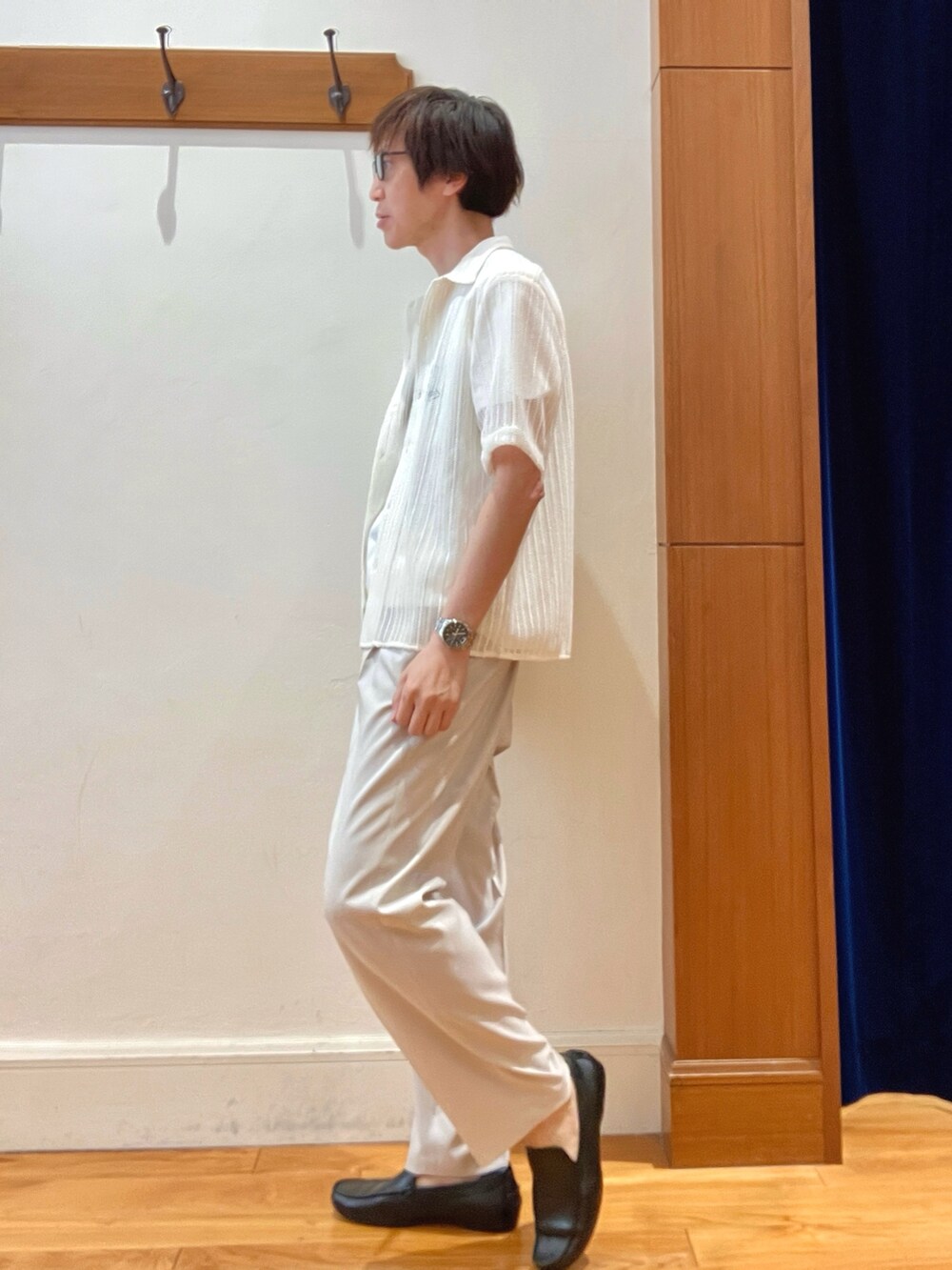 ホワイト系のTシャツ/カットソー、ホワイト系のシャツ/ブラウス、ホワイト系のスラックスを着用したメンズの夏コーディネートの3枚目の写真