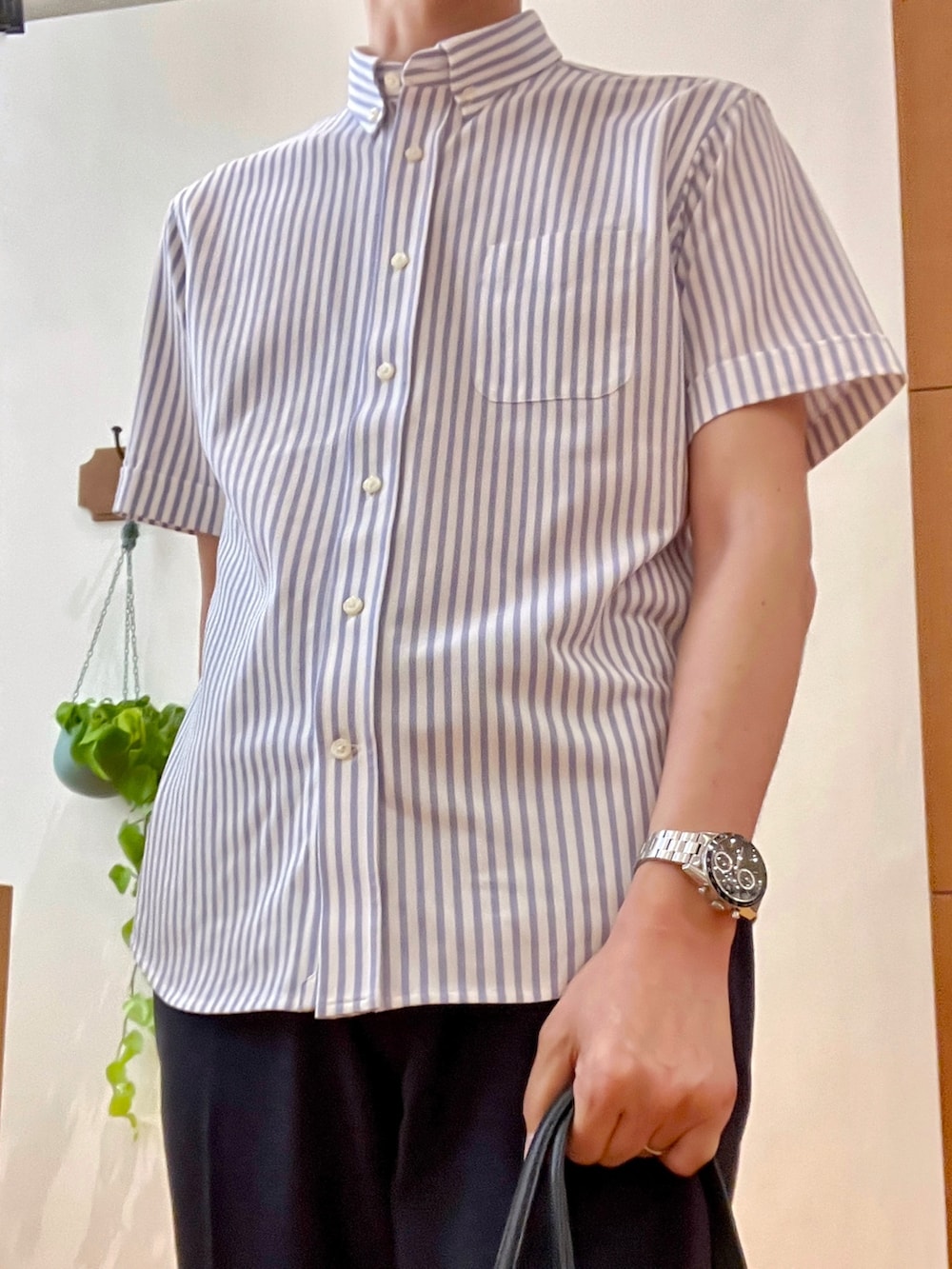 ホワイト系のシャツ/ブラウス、ブラック系のトートバッグ、ブルー系のその他パンツを着用したメンズの春コーディネートの8枚目の写真