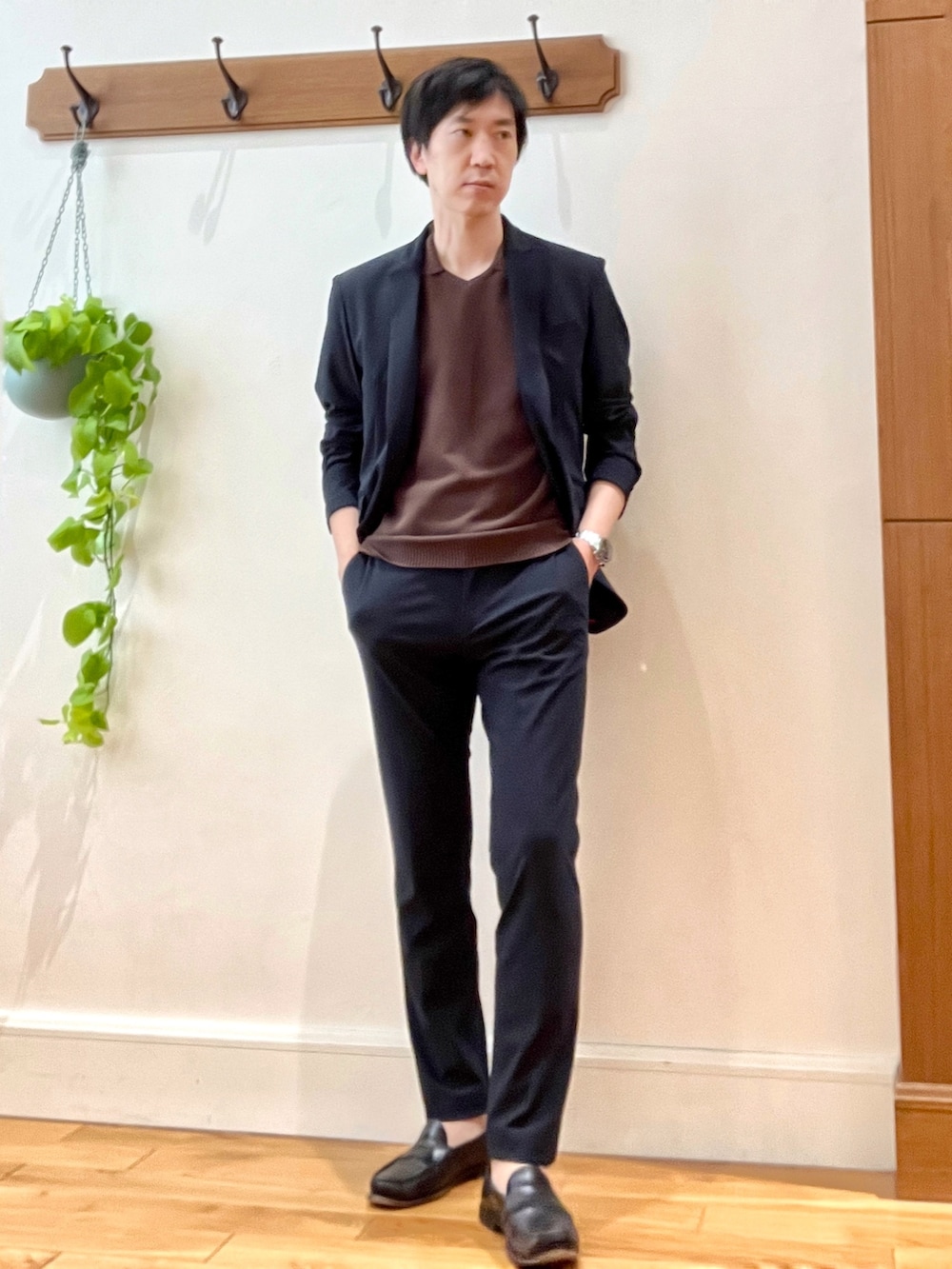 ブルー系のテーラードジャケット、ブルー系のその他パンツ、ブラウン系のポロシャツを着用したメンズの春コーディネートの9枚目の写真