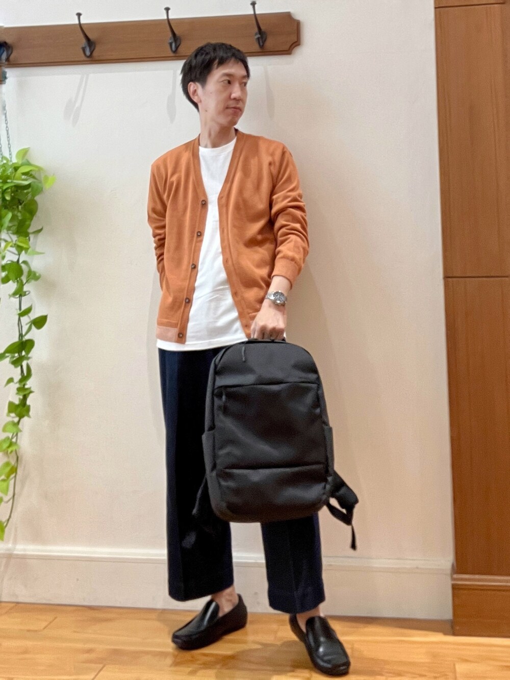 「きれいめカジュアル、デニム、ローファー、バックパック、INCASE、NOLLEY'S、ノーリーズ、オトナカジュアル、休日スタイル、秋のコーデ、秋服準備はじめました、カーディガン、シンプルスタイル、シンプルコーデ」｜「NOLLEY'S goodmanのロンT付き プレーティングレイヤード カーディガン（カーディガン/ボレロ、イエロー系）」を使った、Tatsuo.YMさん（メンズ・182cm）の秋コーディネートの7枚目の写真