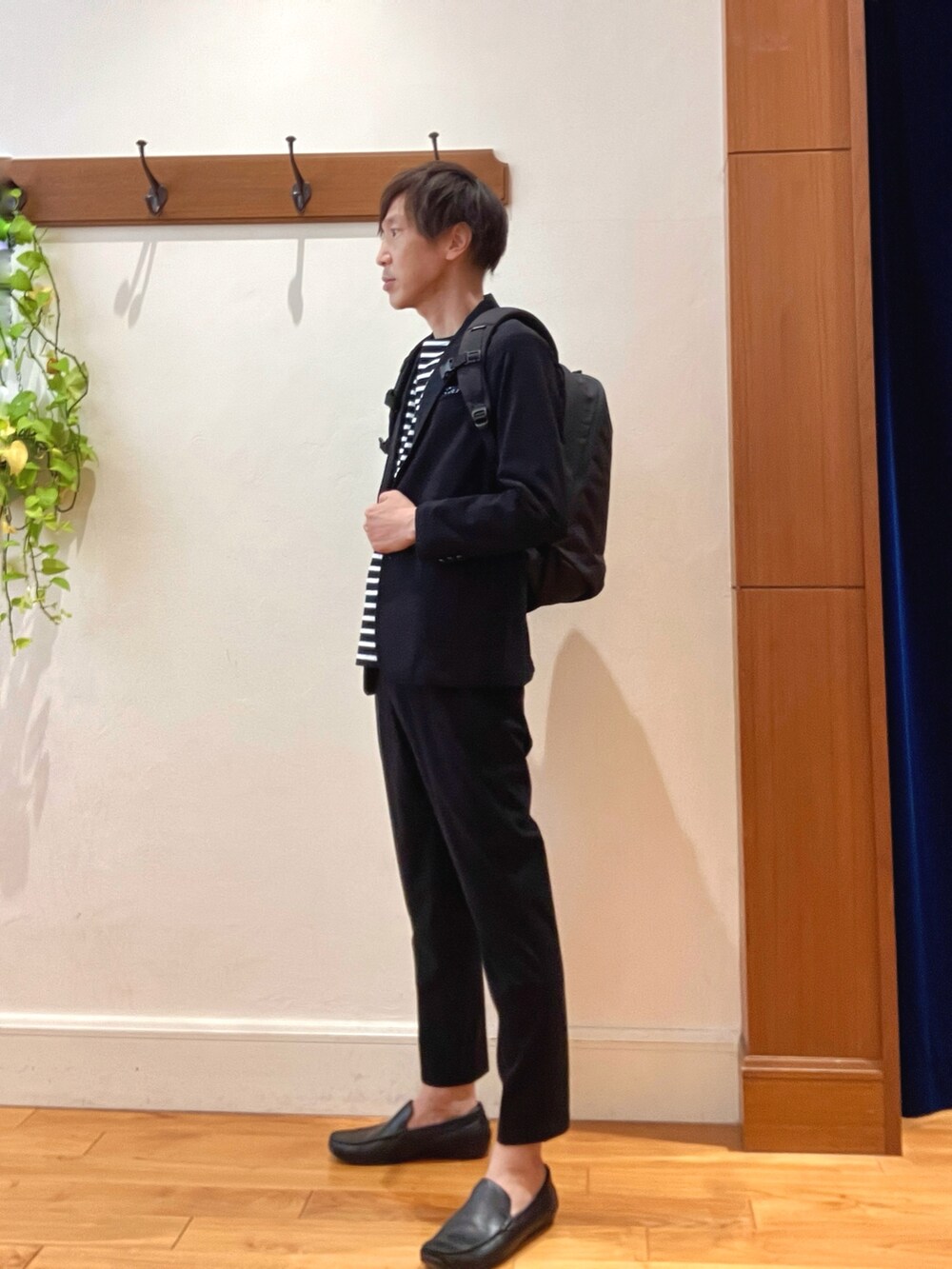 ブラック系のテーラードジャケット、ブラック系のその他パンツ、ブラック系のTシャツ/カットソーを着用したメンズの秋コーディネートの4枚目の写真
