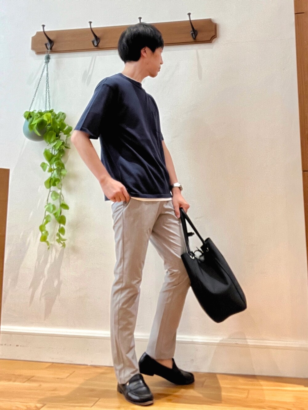 ベージュ系のその他パンツ、ブラック系のトートバッグ、グレー系のニット/セーターを着用したメンズの春コーディネートの4枚目の写真