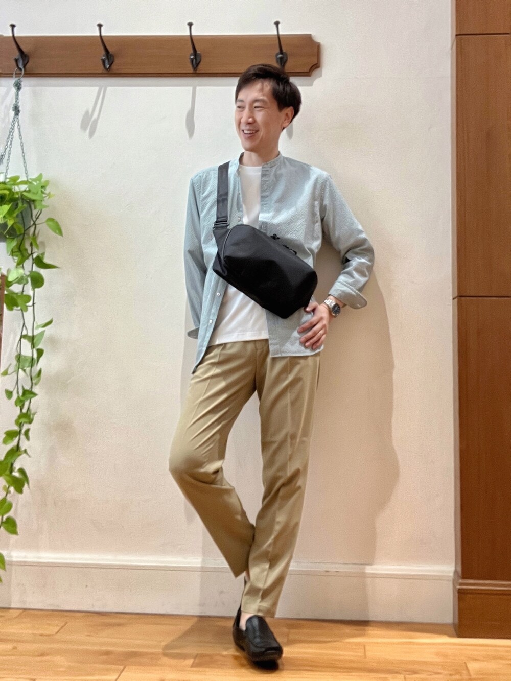 グリーン系のシャツ/ブラウス、ベージュ系のその他パンツ、ホワイト系のTシャツ/カットソーを着用したメンズの春コーディネートの2枚目の写真