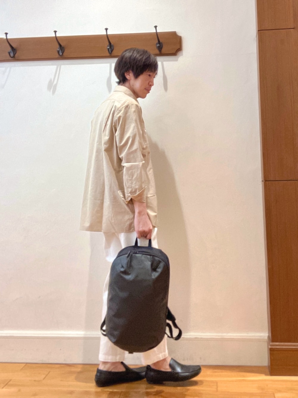 ベージュ系のシャツ/ブラウス、ブラウン系のTシャツ/カットソー、ホワイト系のデニムパンツを着用したメンズの春コーディネートの7枚目の写真