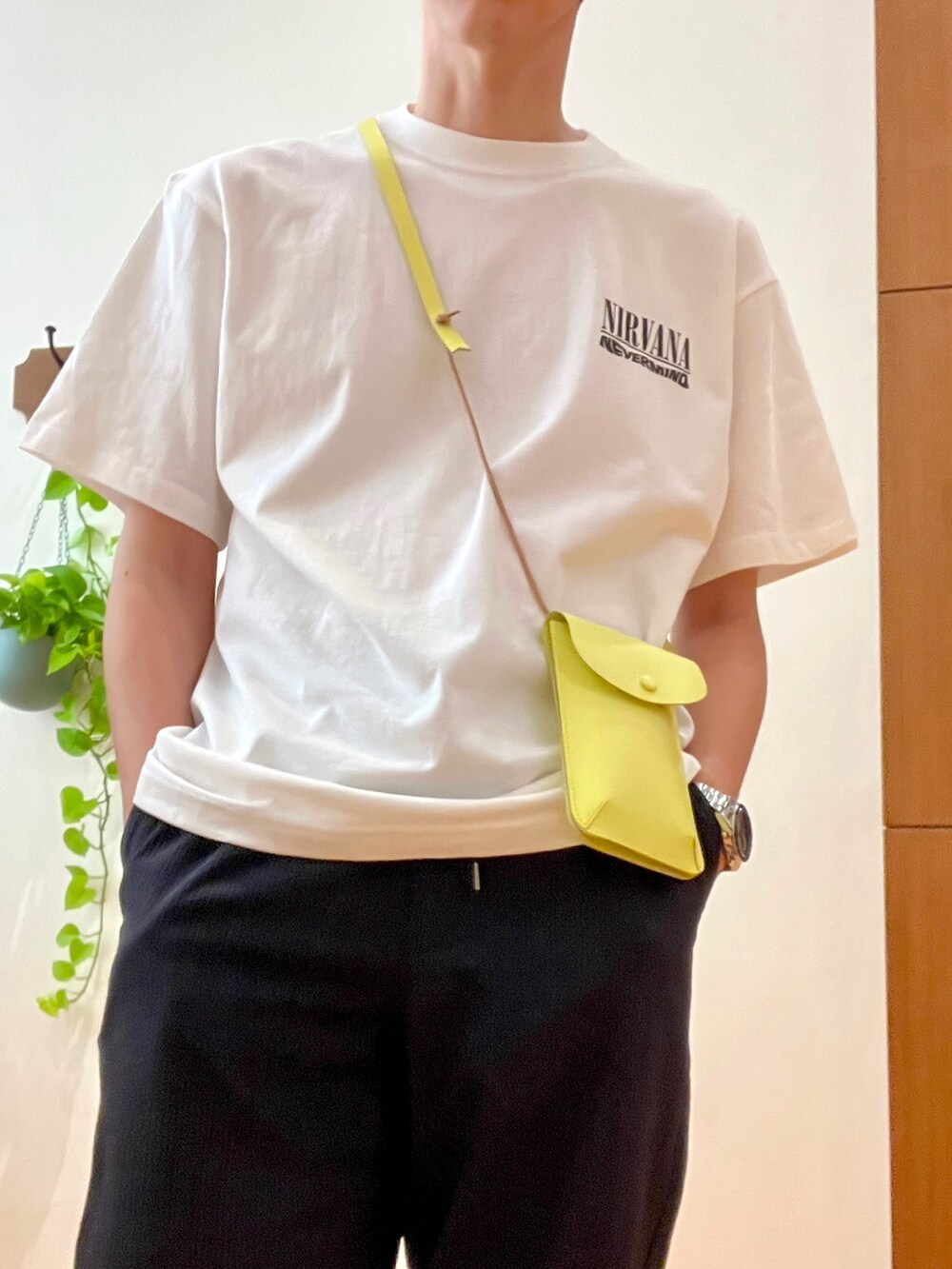 ホワイト系のTシャツ/カットソー、ブルー系のその他パンツ、イエロー系のショルダーバッグを着用したメンズの春コーディネートの8枚目の写真