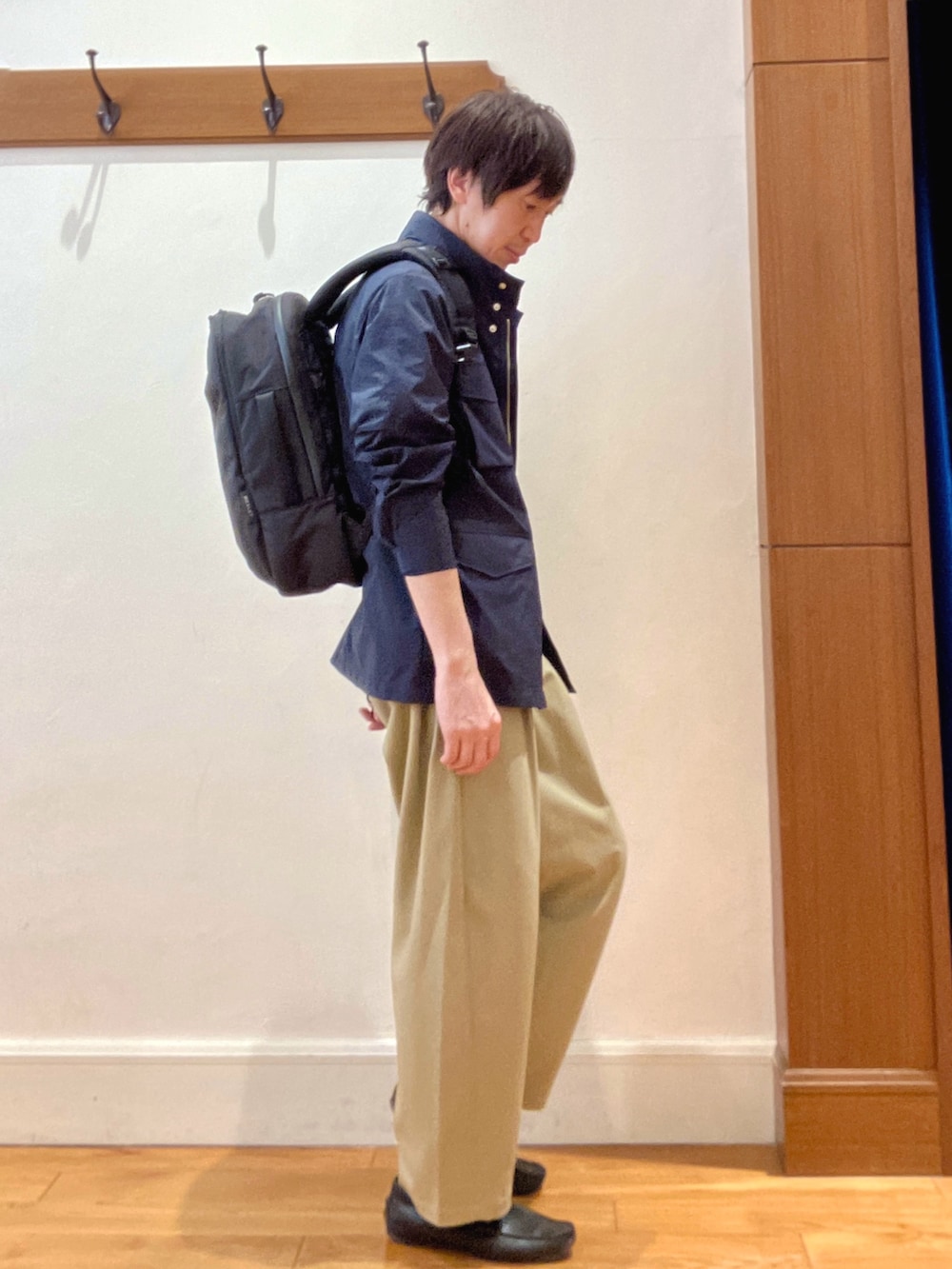 ブルー系のブルゾン、ホワイト系のTシャツ/カットソー、ブラック系のバックパック/リュックを着用したメンズの春コーディネートの5枚目の写真