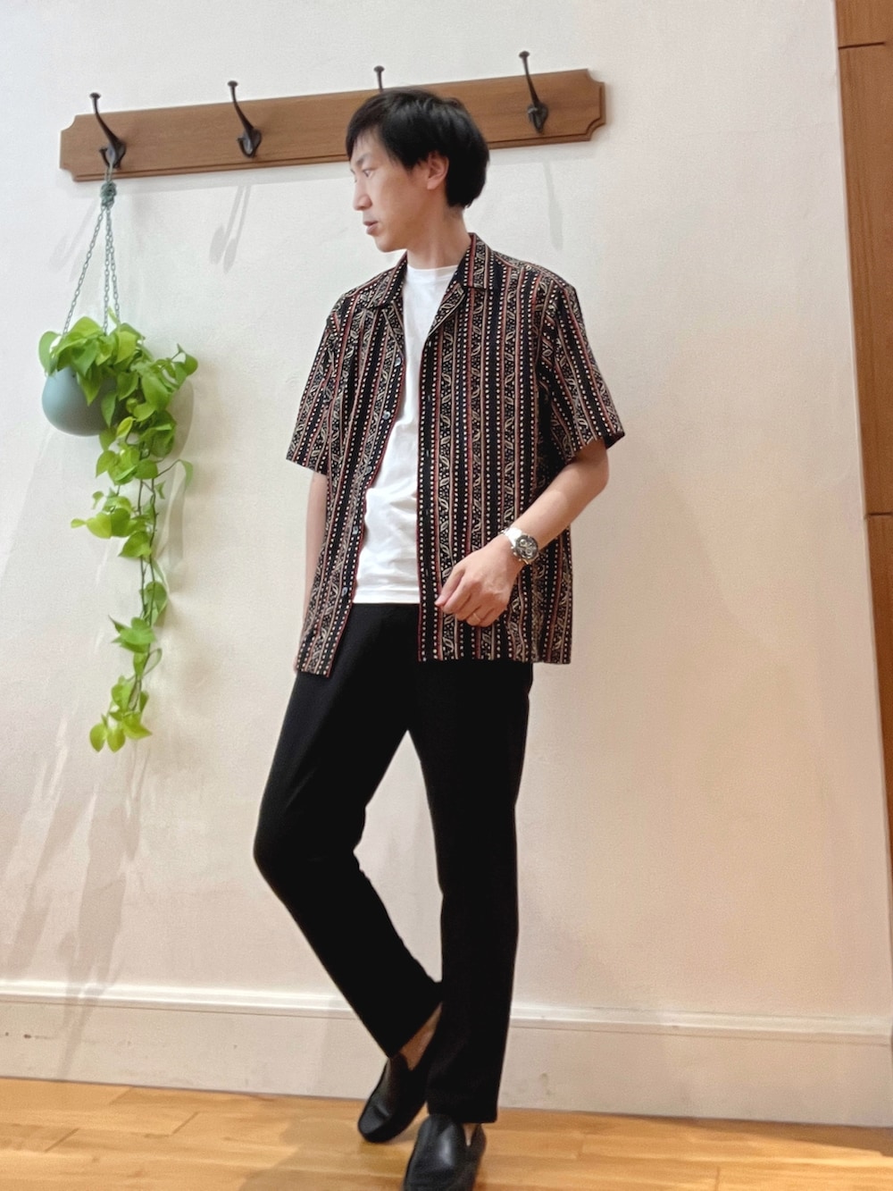 ブラック系のシャツ/ブラウス、ホワイト系のTシャツ/カットソー、ブラック系のその他パンツを着用したメンズの夏コーディネートの2枚目の写真